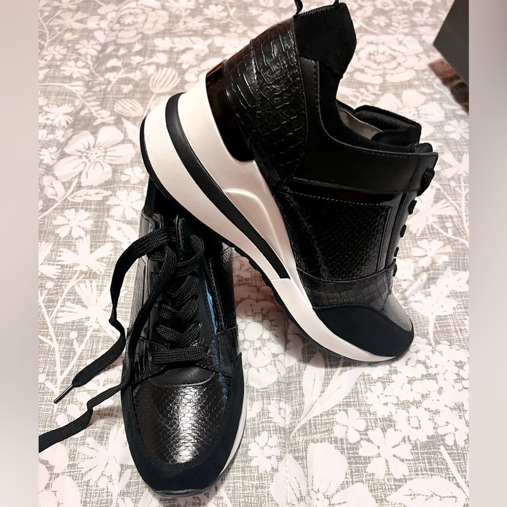 black wedge tennis shoes